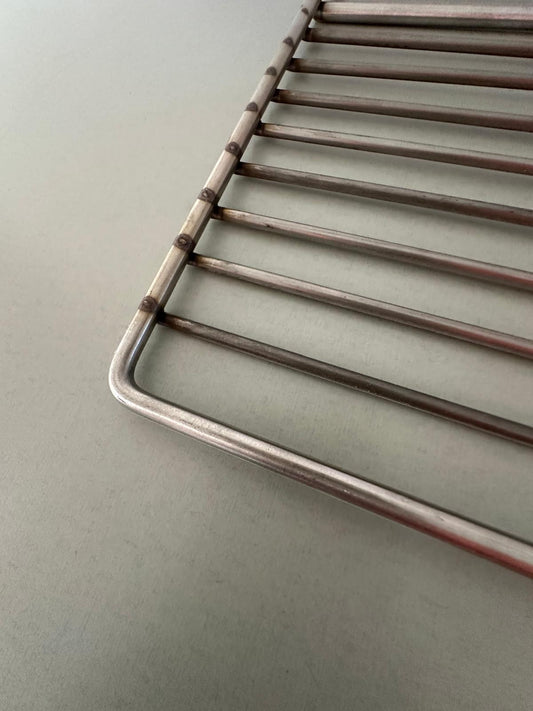 Dettaglio griglia barbecue in acciaio inox artigianale italiana